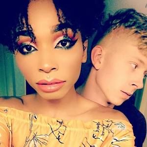 Meet your Posher, Dena